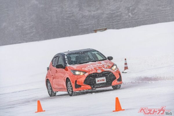 「サステナルブ」が入った普通のヤリスは、スラロームでの収束感がよく直進安定性も高くなったと感じた