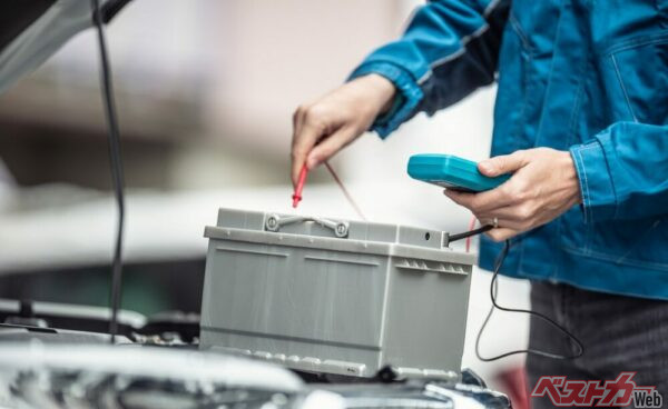 車載バッテリーは低温にさらされると、バッテリーから電気を取り出す効率が落ち、充電効率も下がるが、低温下ではカーエアコンなど使用する電力も増えるため、バッテリーの消耗が進んでしまう（PHOTO：Adobe Stock_weyo）