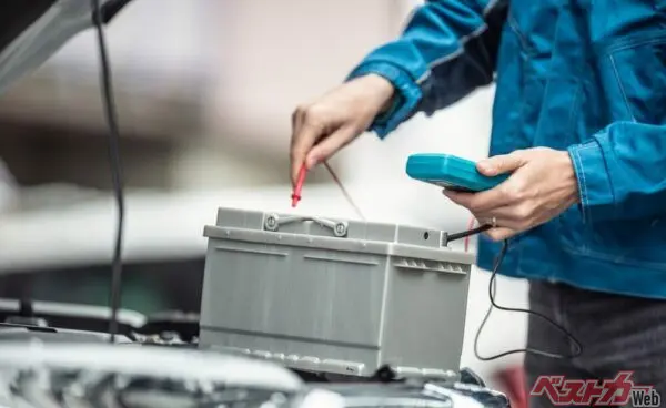 車載バッテリーは低温にさらされると、バッテリーから電気を取り出す効率が落ち、充電効率も下がるが、低温下ではカーエアコンなど使用する電力も増えるため、バッテリーの消耗が進んでしまう(PHOTO:Adobe Stock_weyo)