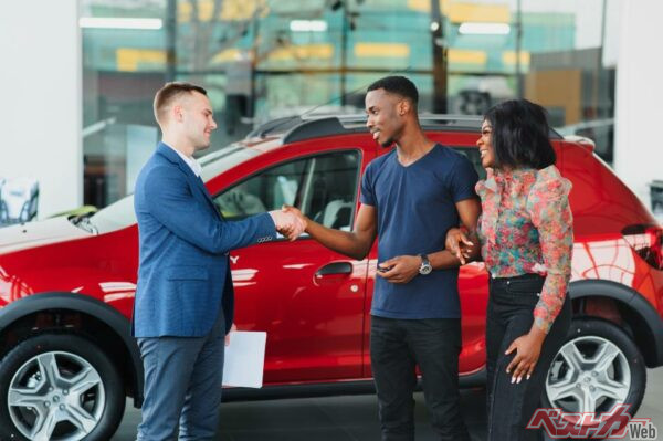 ディーラーマンの相手がたとえ友達であっても店舗でタメ口は厳禁（Serhii@Adobe Stock）