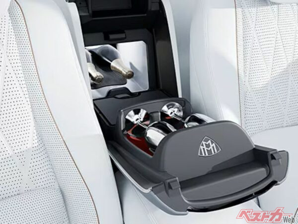 冷蔵庫に加えてワイングラス収納スペースも完備