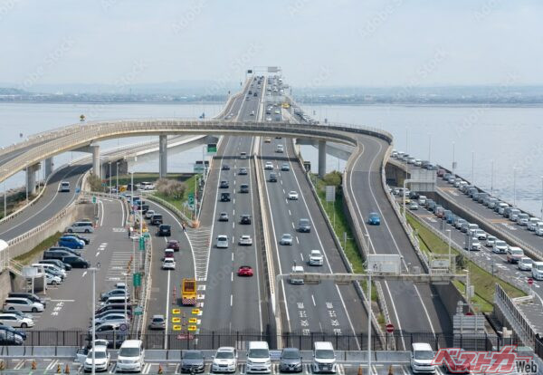 時間帯によって交通量が大きく変わる東京湾アクアライン。空いている時間に通行料を割引し渋滞解消を狙うのが「ロードプライシング」だ（jyapa＠AdobeStock）