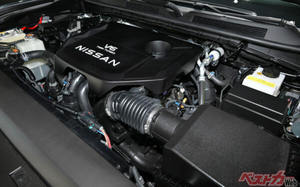 当然だがエンジンルームが高い!! 脚立がないと奥まで掃除できないほどのデカさ