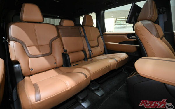 お見事なのが3列目に大人が座っても体育座りにならないこと。しかも中級グレード以上は最後列だってパワーシート!!!!