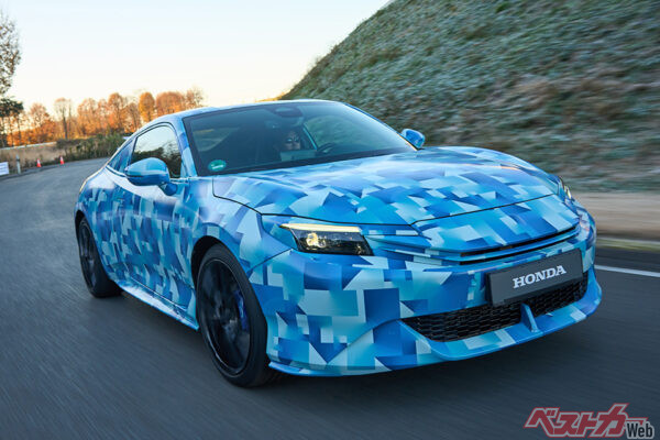 2025年秋の登場が噂される新型ホンダ プレリュード。擬装が施された状態でもバランスの取れた美しいスタイルがわかる