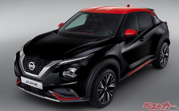 攻めた色合いの黒と赤の2トーン。アンダー部にある赤の差し色が効果的!