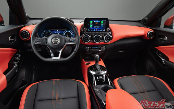 上級グレードの室内。インパネやシートの質感と色バランスのよさは言うことなし!!