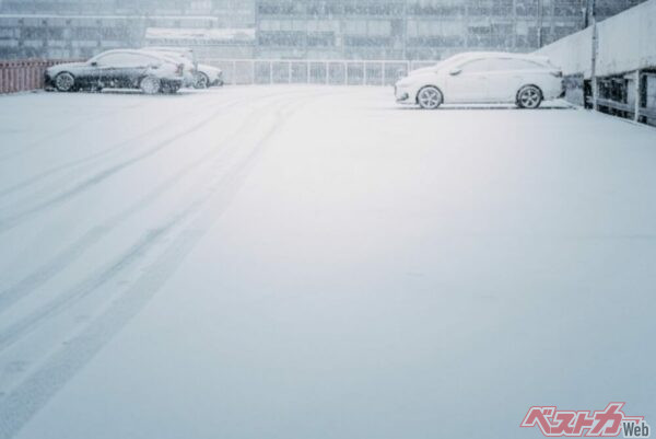 夜間など気温が低い時間帯に長時間駐車する場合はパーキングブレーキの凍結に注意