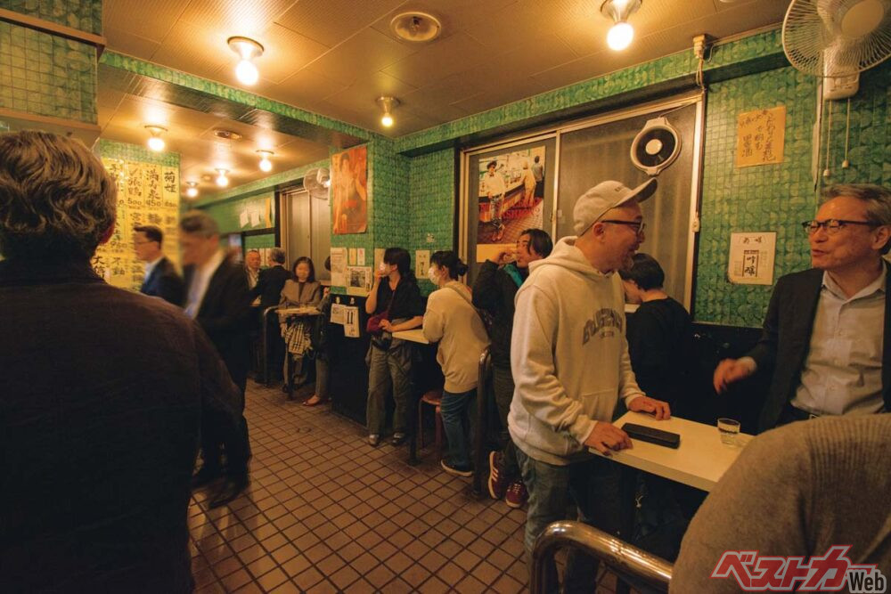 『鈴傳』併設の「鈴傳スタンディングルーム」。扱う酒は豊富な日本酒、ビール、焼酎など。18時前には満員になる