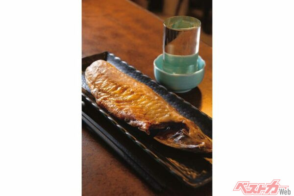 『飯田屋酒店』（左）サバ焼き　650円、（右）常きげん（1合）　430円　大田市場から仕入れるサバを、ほどよい塩気でふっくら焼き上げる