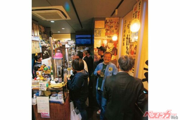 『中村屋丸康酒店』ほどよく賑わう、居心地のよい店内