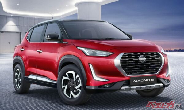 マグナイトの2020年登場時はこんなスタイル。2024年10月のマイチェンで、グリルをはじめフロントデザインがより力強く変貌したんですよ!!