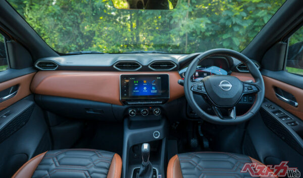 インパネやシートのデザインはいい感じで、上質さがビンビン伝わる。もともと右ハンドル仕様なので、すぐにでも日本へ! どうでしょうか!?