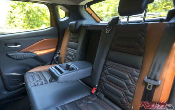 後席の質感もいいです! アームレストはもちろん、ヘッドレストもビョ~ンと伸びるので快適っス