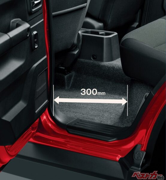 後席乗降性を確保するため、Bピラーを前方へ移動し、フロントドア長を短縮。さらにリアドアの下側にあるトリムパーツをカットして、乗り降りの際につま先が通過できるように工夫している