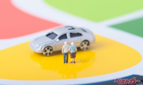 意外にもここ数年、高齢者の運転免許 自主返納件数が減り続けている。そのワケとは……!?