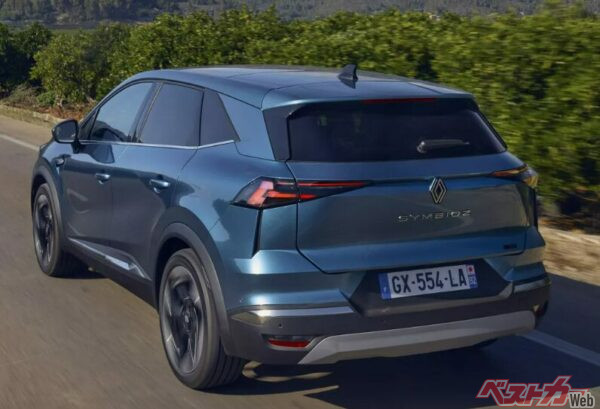 ルノーシンビオズのリアスタイル。なかなかシャープでカッコいい。ルノーからOEM供給された三菱コルト（ルーテシア）やASX（キャプチャー）を見るかぎり、新型グランディスのリアスタイルはロゴや車名が変更される程度だろう