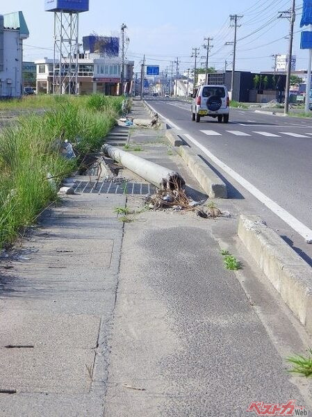 運転中に「地震だ」と感じた場合は、それなりに大きな揺れである可能性が高いと考えたほうがよい。揺れを感じたらハンドルをしっかり握り、落ち着いて減速しよう（PHOTO：写真AC_milk-mar）