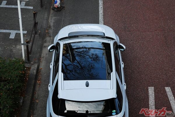運転中に大地震が発生した場合は、まずできるだけ安全な方法でクルマを道路の左側に停止させよう。ハザードランプを点灯させ、周囲のクルマに注意を促しながら減速・停止することが重要（PHOTO：Adobe Stock_Satoshi）
