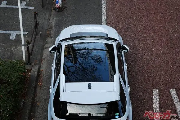 運転中に大地震が発生した場合は、まずできるだけ安全な方法でクルマを道路の左側に停止させよう。ハザードランプを点灯させ、周囲のクルマに注意を促しながら減速・停止することが重要(PHOTO:Adobe Stock_Satoshi)