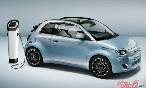 2022年6月に日本導入されたフィアット500e。118ps（220kW）のモーターと42kWのバッテリーを備える。一充電あたりの航続距離は335km