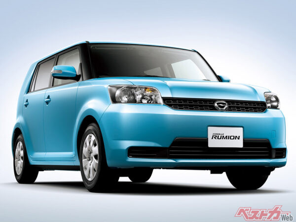 トヨタ カローラルミオン。2013年10月の販売は380台。主婦にこびて託児所テイストを演出するしかない!?