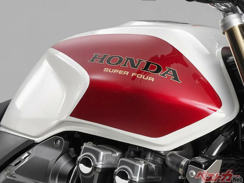 タンクには1992年モデルのHONDAロゴ、当時にかなり忠実なカラーパターンが採用。