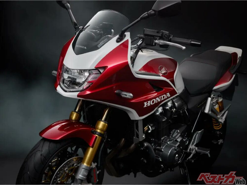 CB1300SB SP ファイナルエディション（2025）スーパーボルドールも同時に終了する。こちらはHONDAエンブレムがカウルに装着、2005年の初代風だ。