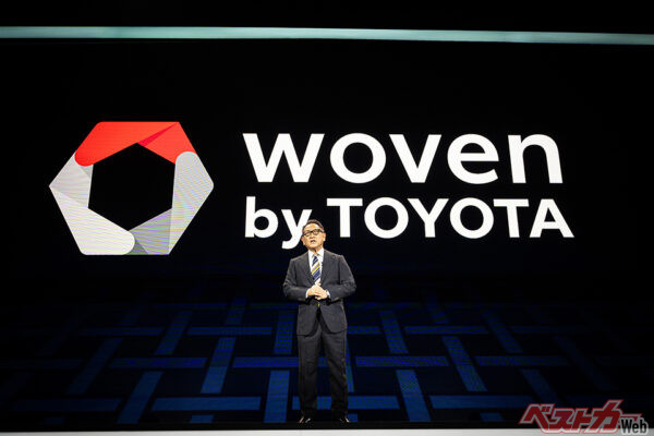CES 2025においてプレゼンテーションを行うトヨタの豊田章男会長。ウーブン・シティはトヨタ得意のHEVやPHEVをアピールする場となるか？