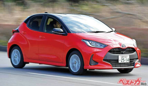 トヨタのベストセラーコンパクト。1L/1.5Lガソリンと1.5Lハイブリッドを設定し、ハイブリッドの燃費は36km/Lを実現