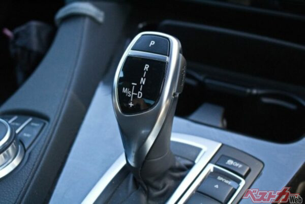 AT車でもマニュアルモードやオーバードライブボタンでエンジンブレーキの積極的な活用が可能