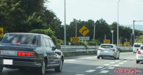 できるだけ前方のクルマの動きを意識して運転することで無駄なアクセルオンが減り、結果的に燃費を節約できる