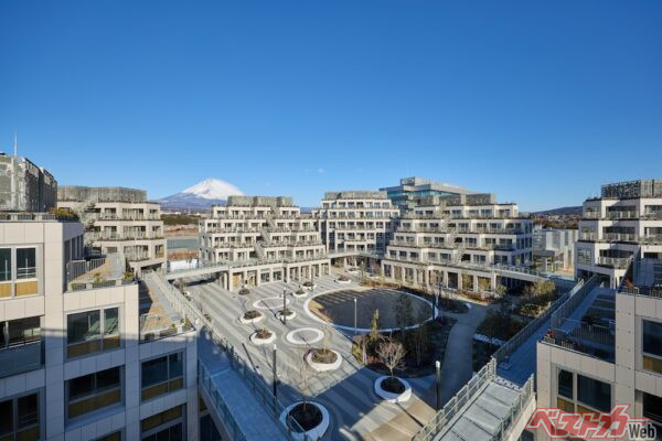 こちらは住居棟で富士山が一望できる部屋もある。今秋からトヨタ自動車の社員が入るという
