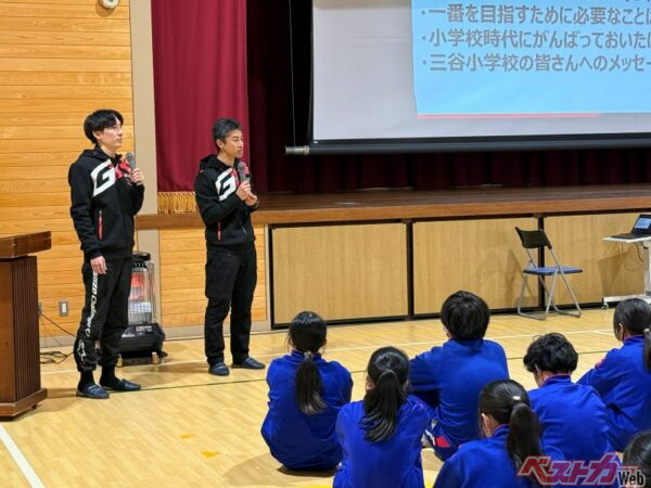 大竹選手（左）と眞貝監督（右）が全校生徒からの質問に答えながら授業は進んだ