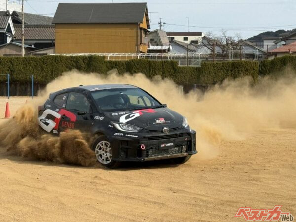 小学校のグラウンドを大竹選手の豪快なドライビングでGRヤリスのラリー車が爆走