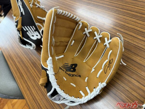 これが全国の小学校に大谷翔平選手から贈られたグローブ。お宝だが生徒たちは遠慮することなく元気にキャッチボールしているという