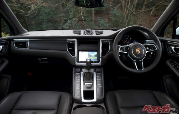 初代マカン(標準モデル)のインパネ。ステアリング中央に鎮座するポルシェロゴを見ただけで、気分高揚しまくり!