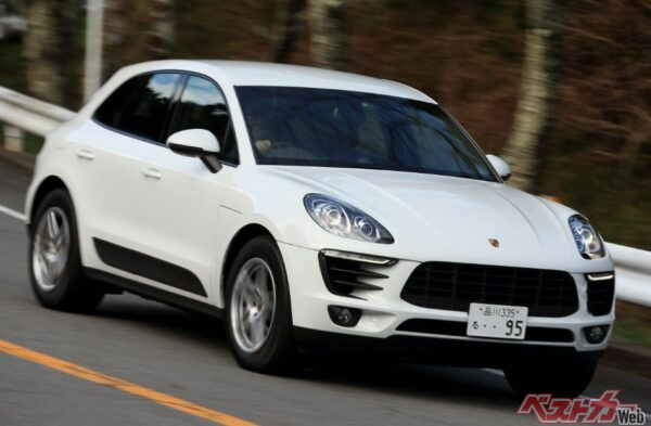 疾走する初代マカン(標準モデル)。筆者も運転したことあるけど、加速に感動、走り味はウットリ。そしてデカすぎないので、使い勝手いいです!!