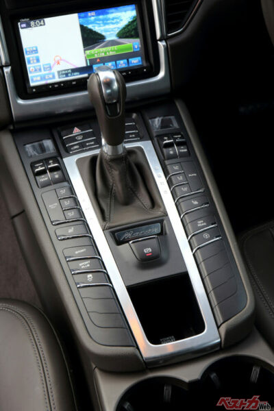 ナビがこの位置に備わり、やや見づらいかも……。が、それもマカンの味ですよ!(画像は初代マカン/標準モデル)