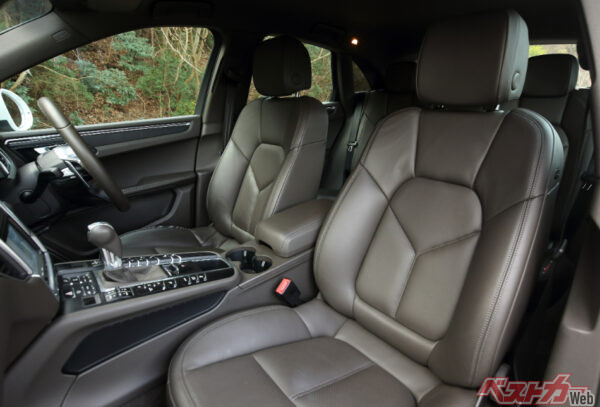 初代マカン(標準モデル)のシートデザイン、個性ありますね。後席スペースも充分くつろげる広さです!