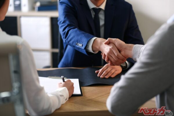 弁護士を通さずに行う交渉は、心身ともに疲弊するとともに本来払わなくてよかったかもしれない支払いが生じてしまう可能性もある(New Africa@Adobestock)