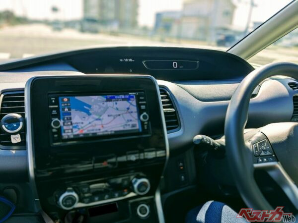 左折時は、しっかり減速したうえで、しっかりとハンドルを回す!!（PHOTO：Adobe Stock_自然体）