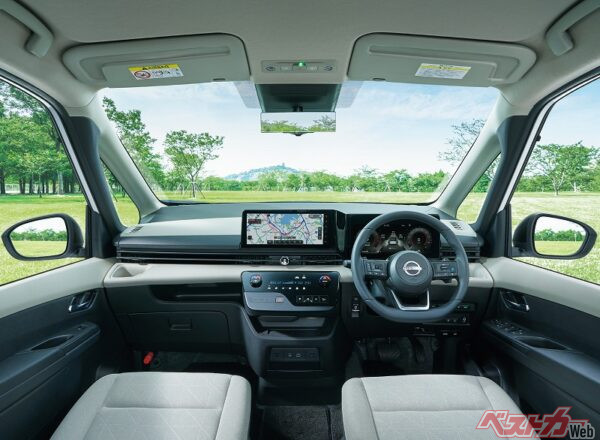 ミニバンは、バックモニターを通しても、左後方が見えにくい。気になる場合は、助手席側のミラーの角度を工夫してみよう