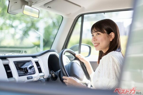 片側二車線以上の道路では、通行する車線をキープレフトで、センターラインのない道路や片側一車線の道路では、道路のすこし左寄りを意識して通行しよう（PHOTO：Adobe Stock_west_photo）