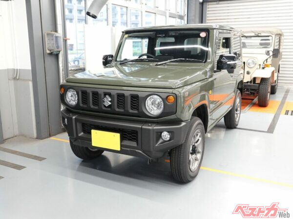 こちらが1年待ちで納車されたジムニー。納車後はプライベートを充実させたかったが、結局取材の足としてつかってばかり。4WDに入れたのはわずか3回(それも無理矢理)だった。