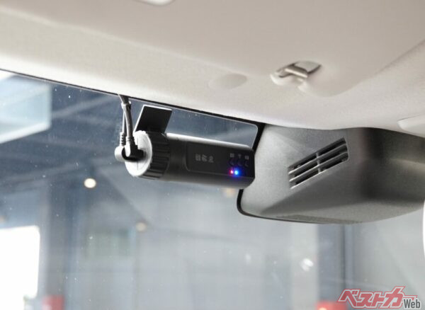 何気にこだわって選んだのがドライブレコーダー。小さな液晶が常に視界に入るのが嫌いなので、ディスプレイレスで映像はWi-Fiでスマホに飛ばすユピテルのY-401diをチョイス。