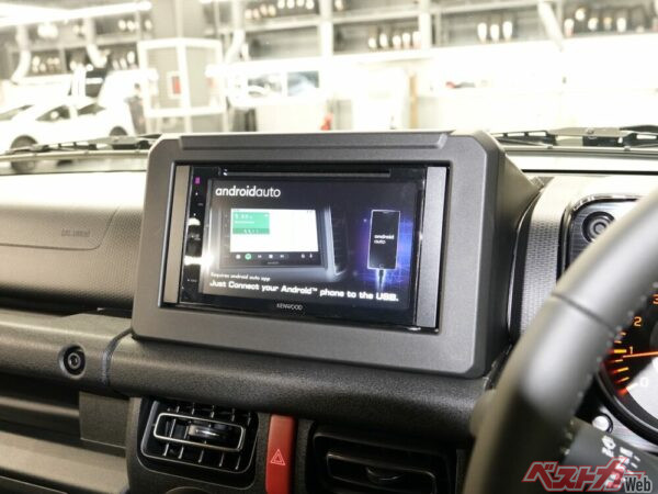 道案内はGoogleマップ派なので、カーナビではなくディスプレイオーディオを装着。なんの気なしにボリューム調整などがタッチ式のものを選んだが、ボタン&ダイヤル式のほうが使いやすかったと後悔。