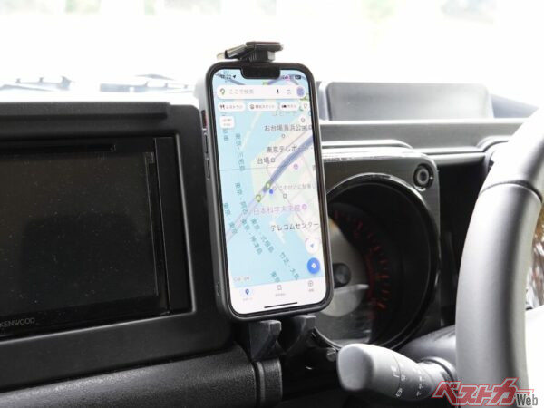 ジムニーは小物の置き場が全然なく、とくにペットボトルとスマホは置き場に困る。いろいろ試したが、槌屋ヤックのスマホホルダーが一番使いやすかった。ノマドが納車された後も迷わず導入予定。