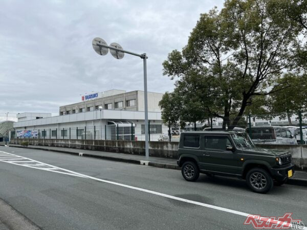 納車後初のロングドライブは浜松へ。「聖地巡礼だ!」とスズキ本社にも立ち寄った。