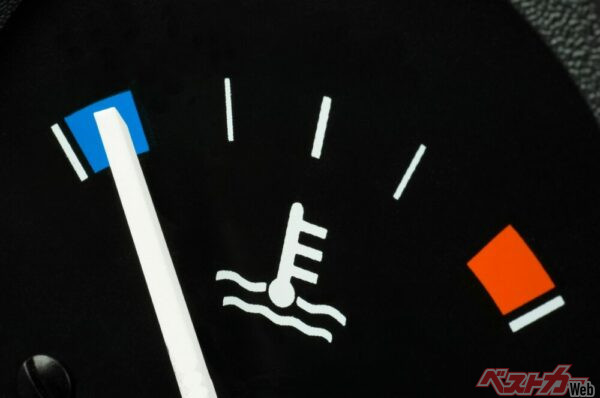 水温計の場合は、低温の位置から針が動き出すのを確認してから、エアコンをオンにしよう（PHOTO：Adobe Stock_Alterfalter）